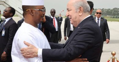 رئيس الجمهورية يستقبل نظيره التشادي بمطار الجزائر الدولي