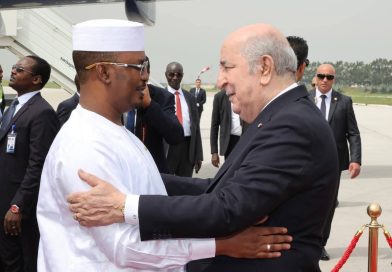رئيس الجمهورية يستقبل نظيره التشادي بمطار الجزائر الدولي