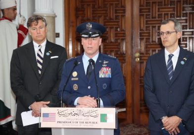 قائد أفريكوم يعرب عن تقديره لدور الجزائر كركيزة للاستقرار في هذه المنطقة من العالم