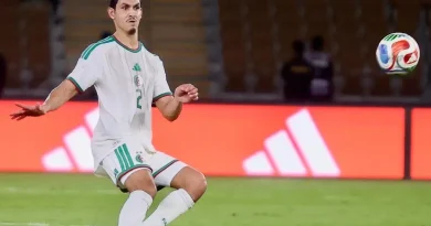الدولي الجزائري عيسى ماندي ضمن التشكيلة المثالية للشهر في أوروبا