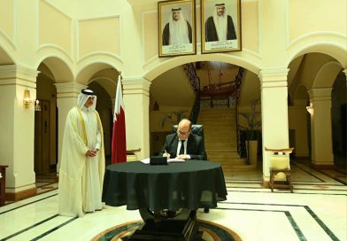 باسم رئيس الجمهورية الوزير الأول يوقع بمقر سفارة قطر سجل التعازي في وفاة الأمير الوالد الشيخ حمد بن خليفة آل ثاني