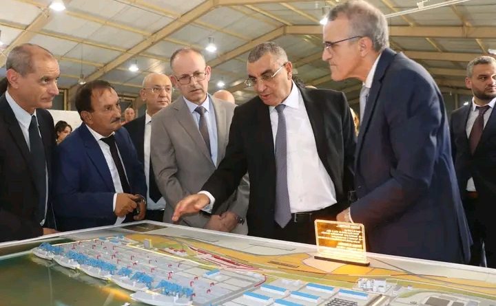 توسعة ميناء جن جن.. تجارب علمية لتدقيق الحلول التقنية قبل انطلاق الإنجاز