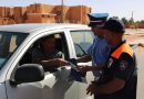 مصالح أمن ولاية إيليزي ترفع من جاهزيتها الميدانية بالتزامن مع استئناف النشاطات الاجتماعية والدراسية للموسم 2026-2027، من خلال اعتماد ترتيبات أمنية ومرورية تستهدف تأمين محيط المؤسسات التعليمية ومرافقة مستعملي الطريق، خاصة خلال الفترات التي تعرف ارتفاعاً في حركة التنقل.  وتقوم الخطة المعتمدة على تعزيز حضور عناصر الشرطة عبر عدد من النقاط والمحاور ذات الحركة المرورية الكثيفة، مع تكثيف الدوريات بالقرب من المؤسسات التربوية، بما يسمح بالتعامل السريع مع الازدحام المروري وضمان حركة أكثر سلاسة خلال أوقات الدخول والخروج المدرسي.  ولم تقتصر التدابير على الجانب الأمني والمروري، حيث أدرجت مصالح أمن الولاية الجانب الوقائي ضمن برنامجها المرافق للدخول المدرسي، من خلال المشاركة في الحملة الوطنية للوقاية من حوادث المرور التي أطلقتها المديرية العامة للأمن الوطني تحت شعار «معاً للحد من حوادث المرور خلال الموسم الدراسي».  وتجمع هذه الحملة مصالح الشرطة والمجموعة الإقليمية للدرك الوطني بإيليزي، في إطار تنسيق الجهود الموجهة إلى الحد من السلوكيات التي قد تهدد سلامة مستعملي الطريق، مع توجيه رسائل تحسيسية إلى السائقين والمرافقين والمشاة حول ضرورة احترام قواعد المرور وتعزيز اليقظة على الطريق.  كما تمتد الأنشطة الوقائية إلى الوسط المدرسي، من خلال برمجة لقاءات ودروس توعوية لفائدة تلاميذ الأطوار التعليمية الثلاثة، بالتنسيق مع مديرية التربية، تتناول مخاطر حوادث المرور إلى جانب عدد من الظواهر والسلوكيات السلبية التي تستدعي توعية التلاميذ بها.  وتراهن مصالح الأمن، من خلال هذا الانتشار الميداني والعمل التحسيسي، على مرافقة الدخول المدرسي بإجراءات تجمع بين الحضور الوقائي والتدخل المروري والتوعية، بما يوفر ظروفاً أكثر أمناً للتلاميذ ومستعملي الطريق على حد سواء