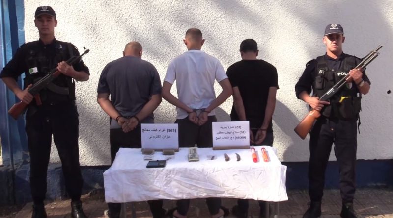 شرطة العاصمة تفكك شبكة لترويج المخدرات وتحجز كيفا معالجا وأسلحة بيضاء شرطة العاصمة تفكك شبكة لترويج المخدرات وتحجز كيفا معالجا وأسلحة بيضاء